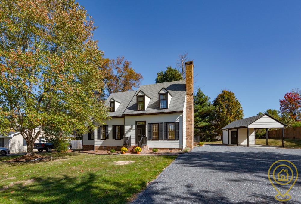 Selling Charming Colonial in Birdfield