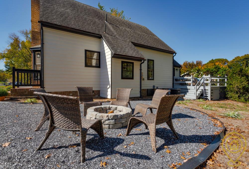 Selling Charming Colonial in Birdfield